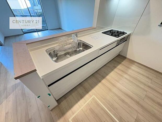 大人気の対面式システムキッチンを採用しています!ご家族のコミュニケーションが自然と増える設計です。お子様にも目が届くので嬉しいですね。広々使えて快適に作業が進みます。