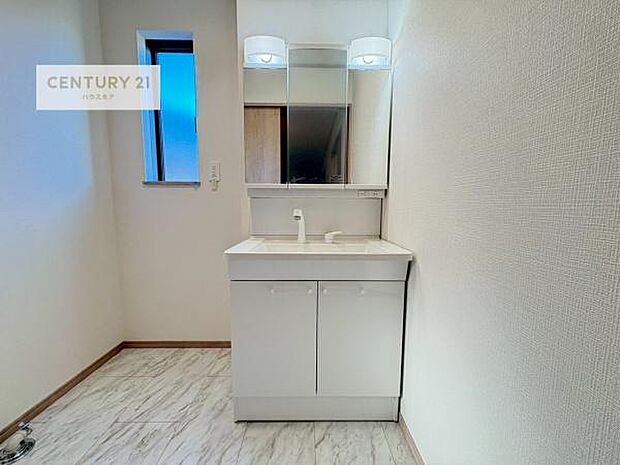 三面鏡仕様の洗面所は、身だしなみがしやすい造り!裏は収納になっています。ドライヤーやお化粧道具を片付けられるので洗面台周りをスッキリと見せることが出来ます!