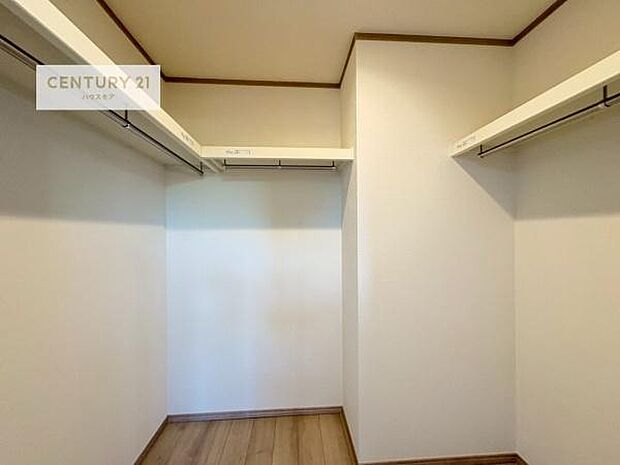 ウォークインクローゼット付きです。たくさんのお洋服などを収納しておけそうですね!他にも扇風機や加湿器など季節物の大きな家電も収納できます。