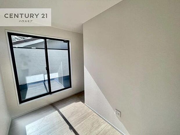 バルコニーに面している洋室です。明るく温もりがあり、換気もしっかりできます！朝起きて、外に出て背伸びをしつつ深呼吸をし良い朝を迎え入れることが出来そうですね！