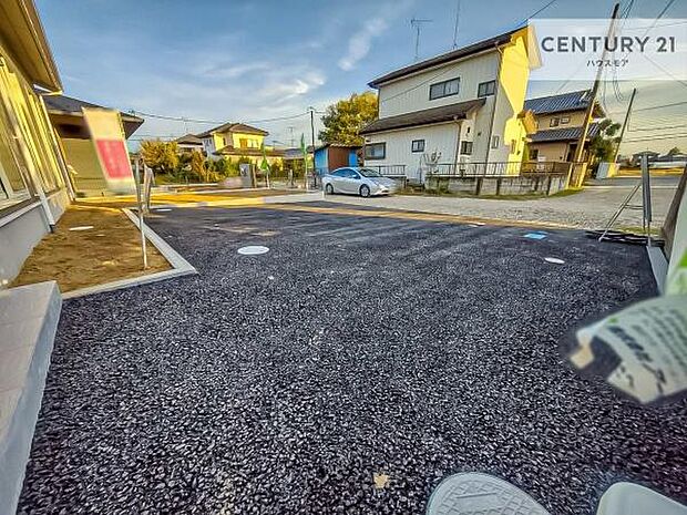 落ち着きある住宅街です！周囲には高い建物がなく、空が広く開放感があり、陽当たりを大きく遮られることもありません！気持ちの良い風が通り抜ける街並みです！