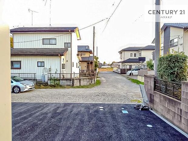 前面道路は6ｍ！陽当り良好な立地です。車庫入れが苦手な方も安心ですね。