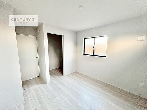 優しい光が差し込む洋室は、朝の目覚めも気持ちが良さそうですね。おうち時間もゆったりと過ごすことができます。優しい色合いのフローリングがどんな家具にもマッチします！