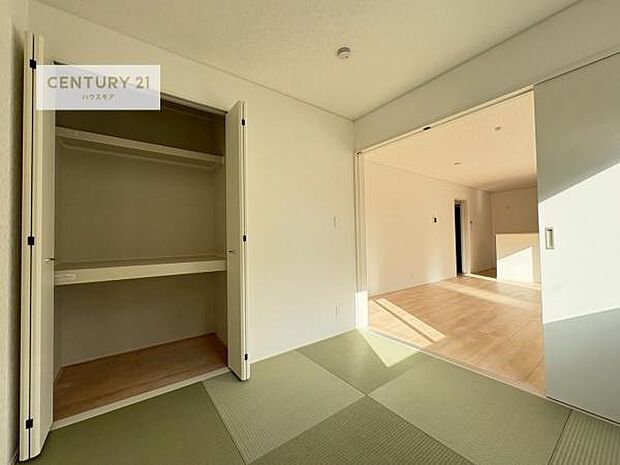 タタミの香りが安らぎを与える、リラックス空間。窓も大きく開放感のある和室となっております。日本人の心感じる「和」の空間。井草の香り漂う空間は癒しのひと時を演出してくれます！