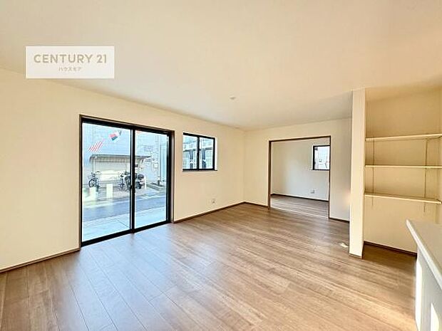 大きな窓からたっぷりの陽ざしが入る明るいリビング。開放感のあるリビングで家族団らんのくつろぎの時間を過ごせます。