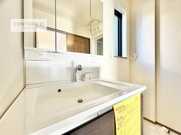 深い洗面台ボウルは、水が跳ねにくいのでお手入れが楽々!清潔感が保てます!キレイな洗面所で自分磨きのモチベーションが上がりますね!