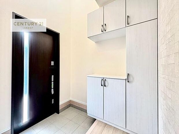 玄関のシューズボックスは、収納力良好で靴をすっきり整理できるだけでなく、上部を飾り棚として活用可能。お気に入りの小物やグリーンを置けば、来客を迎えるおしゃれな空間に仕上がります!