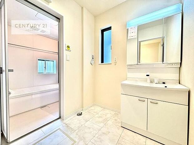 三面鏡仕様の洗面所は、身だしなみがしやすい造り!裏は収納になっています。ドライヤーやお化粧道具を片付けられるので洗面台周りをスッキリと見せることが出来ます!