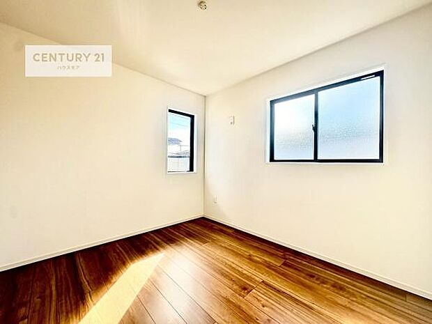 2面採光を確保した明るい室内は、風通しも良く、明るく大変居心地の良い空間となっております。リラックスして過ごせる心地の良いお部屋です！朝の目覚めがスッキリしますね！