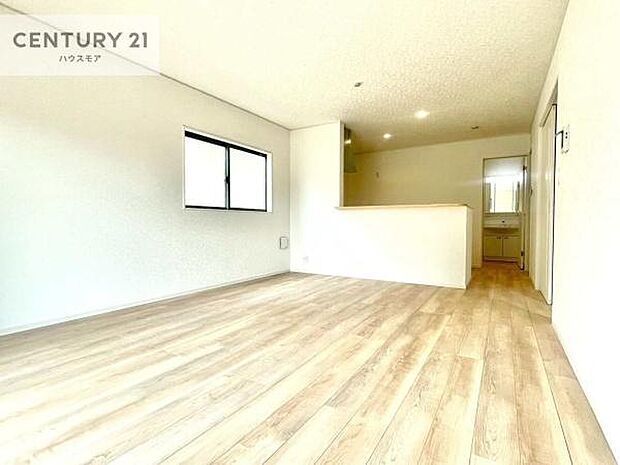 開放感のある広々LDK！ソファーやダイニングテーブルを置いても窮屈にならないので快適に過ごせます！コミュニケーションが取りやすいリビングです！