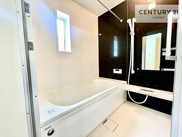 1日の疲れをしっかりと癒してくれる浴室です。おうちの素敵なリラクゼーション場所ですね。