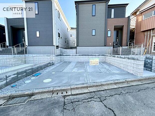 駐車スペースは2台分あります！セカンドカーはもちろん、バイクや自転車なども置き場所に困りません。