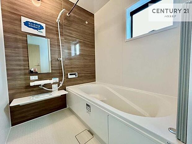 落ち着きある大人の雰囲気のバスルームは、味が出ていてバスタイムが充実！お仕事頑張っているご褒美にお好みの匂いの入浴剤を入れて、楽しんでみてはいかがでしょうか？