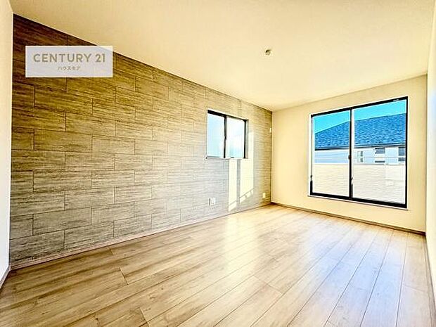 バルコニーに面している洋室です。明るく温もりがあり、換気もしっかりできます！朝起きて、外に出て背伸びをしつつ深呼吸をし良い朝を迎え入れることができます。