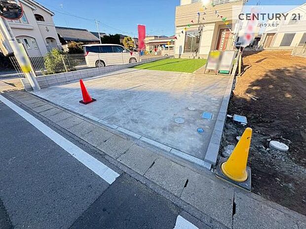 駐車スペースは3台分あります！セカンドカーはもちろん、バイクや自転車なども置き場所に困りません。