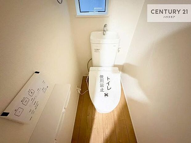 1・2階にトイレがございます！朝の忙しい時間帯も待たずにすみそうですね。白を基調とした清潔感のあるトイレでお手入れがしやすいです！