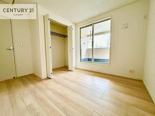 洋室は子供部屋や寝室、色々と用途多彩に利用できますね。収納力もたっぷりなので、広々気持ちよく過ごすことができます。