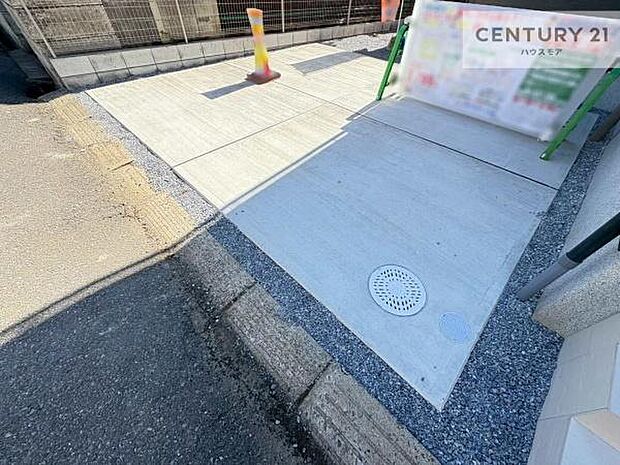 駐車スペースは3台分あります！セカンドカーはもちろん、バイクや自転車なども置き場所に困りません。