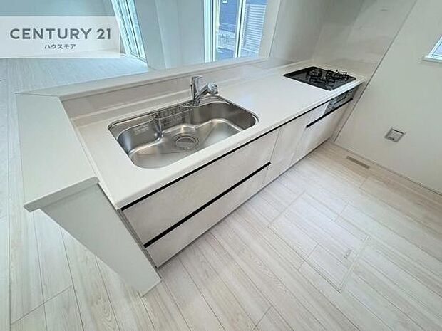 大人気の対面式システムキッチンを採用しています！ご家族のコミュニケーションが自然と増える設計です。お子様にも目が届くので嬉しいですね。広々使えて快適に作業が進みます。