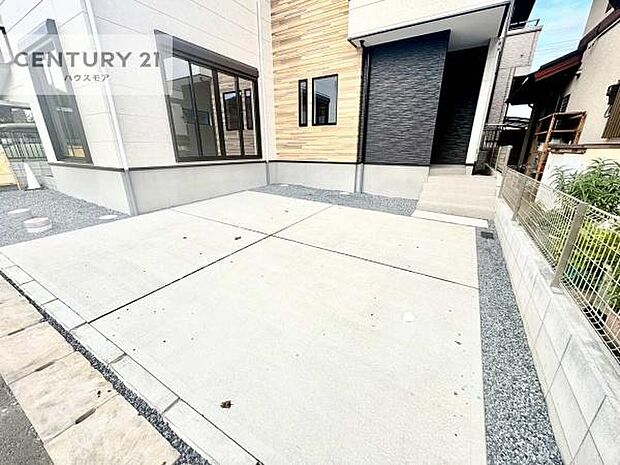 駐車スペースは2台分あります！セカンドカーはもちろん、バイクや自転車なども置き場所に困りません。