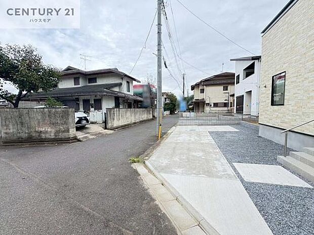 前面道路6ｍ×5ｍ！陽当り良好な立地です。車庫入れが苦手な方も安心ですね。