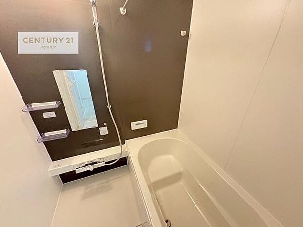 落ち着きある大人の雰囲気のバスルームは、シックなデザインでバスタイムが充実！お仕事頑張っているご褒美にお好みの匂いの入浴剤を入れて、楽しんでみてはいかがでしょうか？