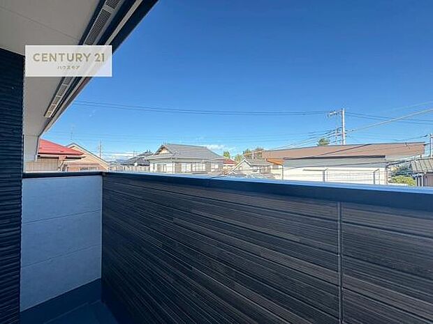 広々としているバルコニーです！お洗濯物を干すのはもちろん風に当たりながらくつろぎタイムが送れます！