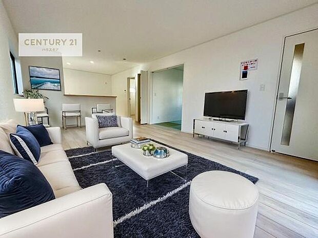 家具はCGパースです。開放感のある広々LDK！ソファーやダイニングテーブルを置いても窮屈にならないので快適に過ごせます！コミュニケーションが取りやすいリビングです！