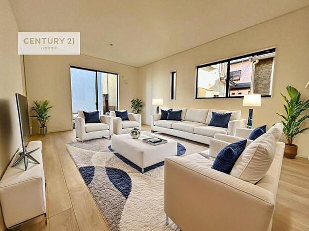 家具はCGパースです。大きな窓からたっぷりの陽ざしが入る明るいリビング。開放感のあるリビングで家族団らんのくつろぎの時間を過ごせます。