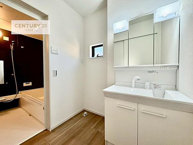 小窓付きの明るい洗面室です!湿気もすぐに入れ替えができて清潔に保つことができます!自然光が差し込むのでお化粧の仕上がりも良くなりますね!