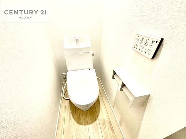 1・2階にトイレがございます!朝の忙しい時間帯も待たずにすみそうですね。白を基調とした清潔感のあるトイレでお手入れがしやすいです!