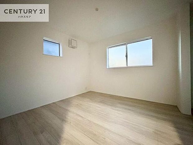 2面採光を確保した明るい室内は、風通しも良く、明るく大変居心地の良い空間となっております。リラックスして過ごせる心地の良いお部屋です！朝の目覚めがスッキリしますね！