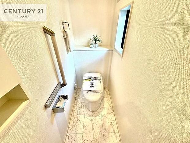 1・2階にトイレがございます!朝の忙しい時間帯も待たずにすみそうですね。白を基調とした清潔感のあるトイレでお手入れがしやすいです!