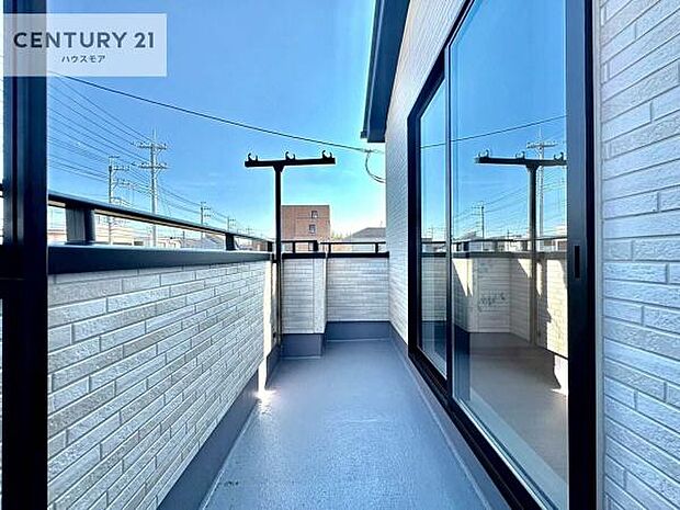 陽当たり良好なバルコニーです!晴れた日には青い空を見渡せる開放的な時間を楽しめます。