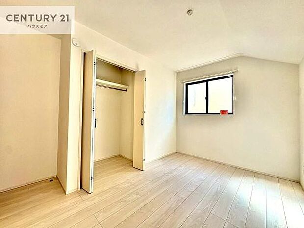 収納スペースがついています!居室をスッキリ整頓する事ができますね。家具を選ばないシンプルなデザインの為、家具を選ばずお気に入りの空間作りができそうですね。