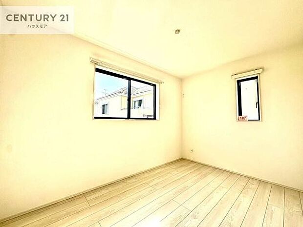 明るい室内は、風通しも良く、明るく大変居心地の良い空間となっております。リラックスして過ごせる心地の良いお部屋です!朝の目覚めがスッキリしますね!