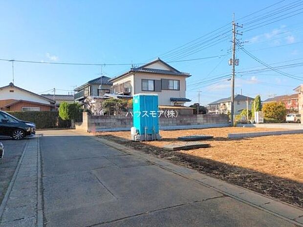 前面道路は4m!陽当り良好な立地です。車庫入れが苦手な方も安心ですね。