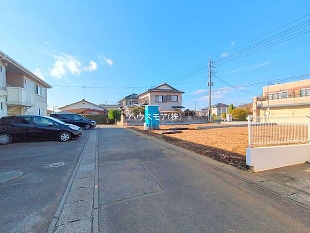 前面道路は4m!陽当り良好な立地です。車庫入れが苦手な方も安心ですね。