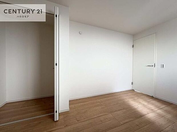 掃き出し窓がないお部屋は、お子様のお部屋としても安心です!収納スペースも充実しているので散らかったお部屋をサッと片付けられます!