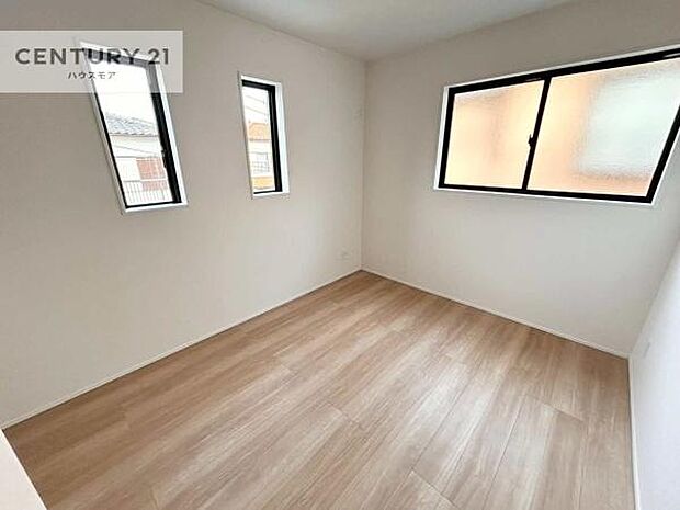 掃き出し窓がないお部屋は、お子様のお部屋としても安心です!収納スペースも充実しているので散らかったお部屋をサッと片付けられます!