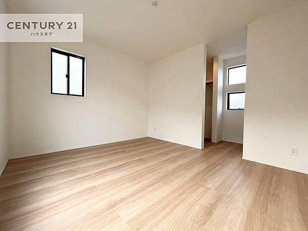 明るい室内は、風通しも良く、明るく大変居心地の良い空間となっております。リラックスして過ごせる心地の良いお部屋です!朝の目覚めがスッキリしますね!
