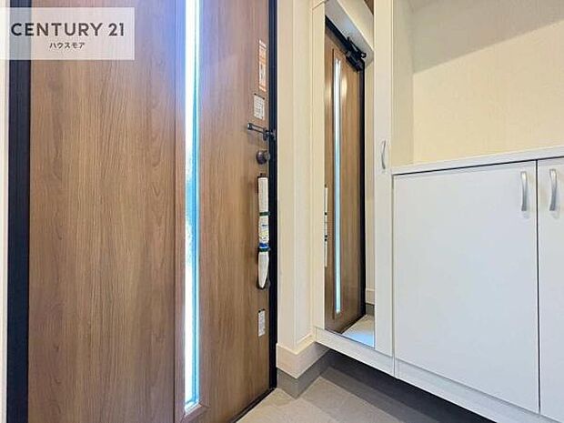 ミラー付きシューズボックス付きなので、玄関が片付きお掃除がしやすいです!スッキリした玄関で戸を開けた瞬間、清潔感のある心地いい空間が出迎えてくれます。