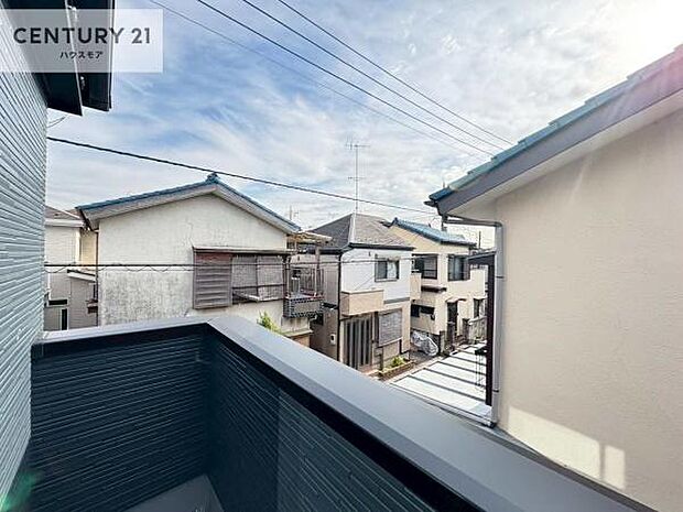 晴れた日には青い空を見渡せる開放的な時間を楽しめます。気持ちの良い風が通り抜ける街並みです!