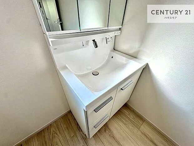 深い洗面台ボウルは、水が跳ねにくいのでお手入れが楽々!清潔感が保てます!キレイな洗面所で自分磨きのモチベーションが上がりますね!