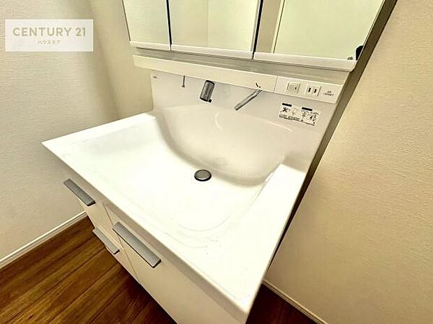 深い洗面台ボウルは、水が跳ねにくいのでお手入れが楽々!清潔感が保てます!キレイな洗面所で自分磨きのモチベーションが上がりますね!