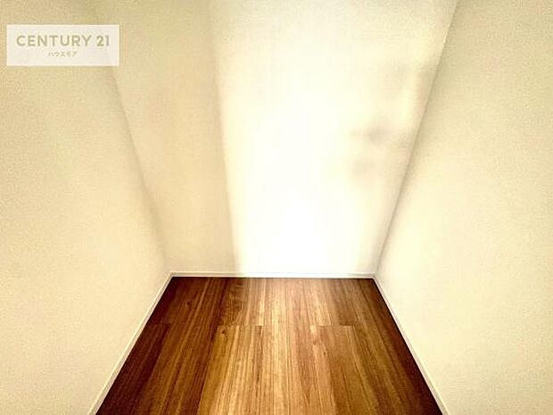 ウォークインクローゼット付きです。たくさんのお洋服などを収納しておけそうですね!他にも扇風機や加湿器など季節物の大きな家電も収納できます。