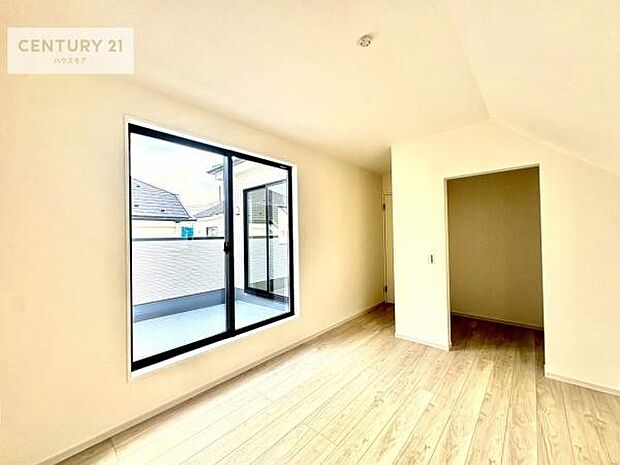 バルコニーに面した洋室。優しい光が差し込む洋室は、朝の目覚めも気持ちが良さそうですね。おうち時間もゆったりと過ごすことができます。