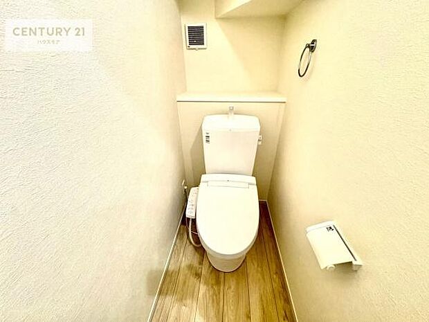1・2階にトイレがございます!朝の忙しい時間帯も待たずにすみそうですね。白を基調とした清潔感のあるトイレでお手入れがしやすいです!