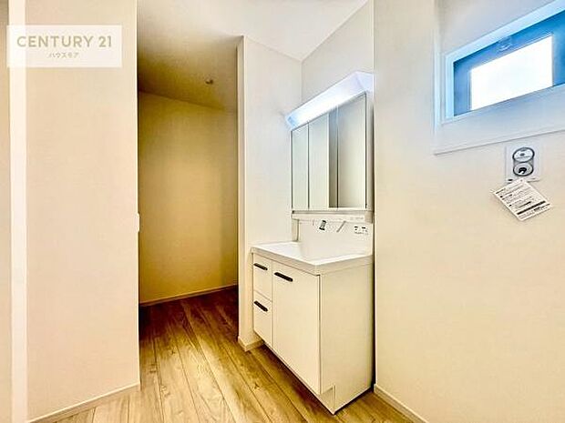 三面鏡仕様の洗面所は、身だしなみがしやすい造り!裏は収納になっています。ドライヤーやお化粧道具を片付けられるので洗面台周りをスッキリと見せることが出来ます!