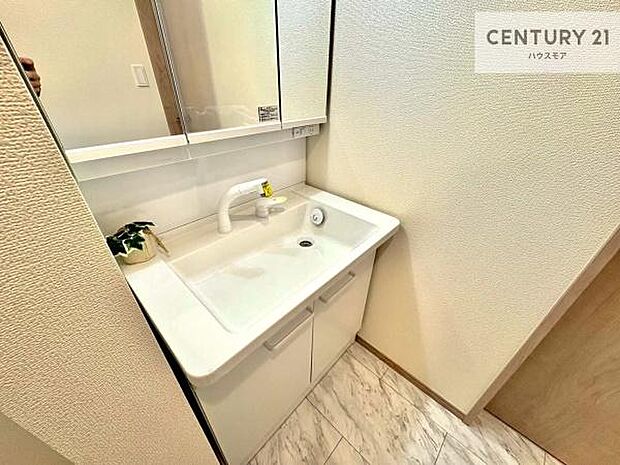 深い洗面台ボウルは、水が跳ねにくいのでお手入れが楽々!清潔感が保てます!キレイな洗面所で自分磨きのモチベーションが上がりますね!